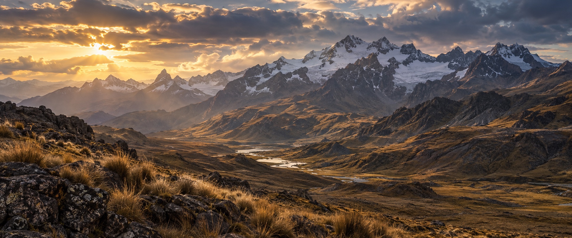 Paisagem ilustrativa inspirada nos Andes de Junín, com picos nevados, campos dourados e luz do entardecer entre as nuvens